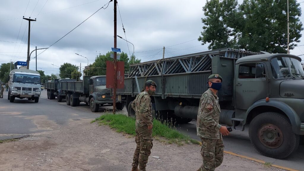 Se comienza a desarmar el puente provisorio de avenida Colón