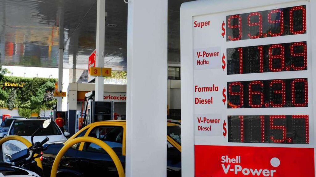 Naftas: las sanciones a Rusia empujan el precio del petróleo y presionan a los surtidores argentinos