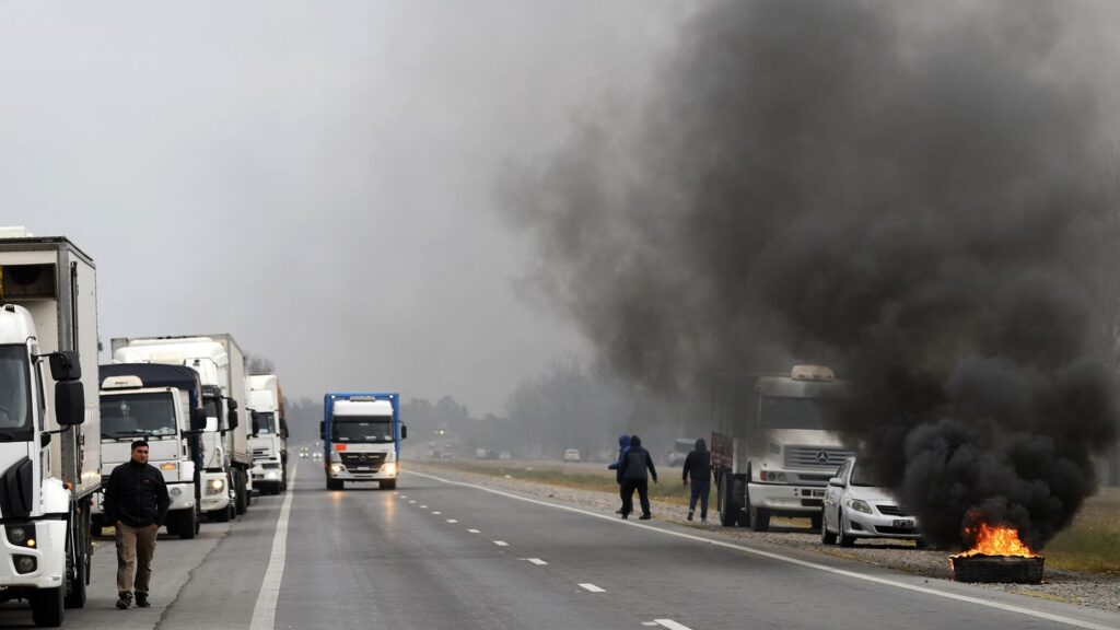 El Gobierno promete que en 15 días llegará gasoil, pero los transportistas preparan más protestas