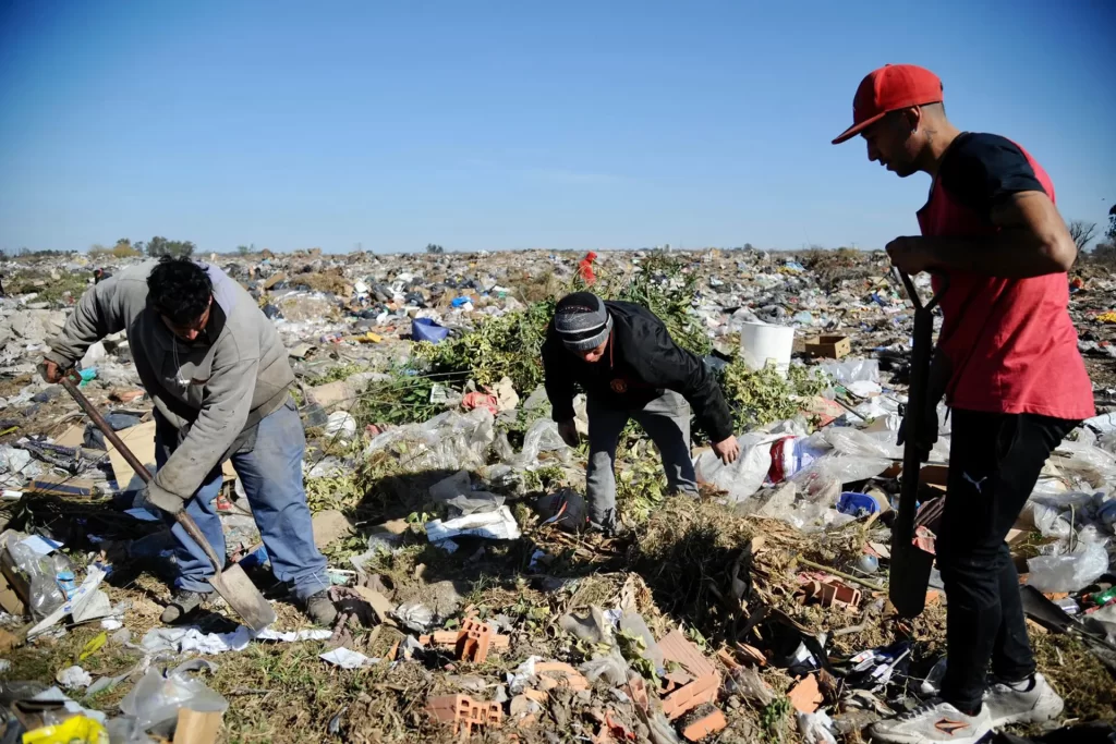 Las Parejas: enigma, desesperación y mitos en la ciudad revolucionada por los dólares en el basural